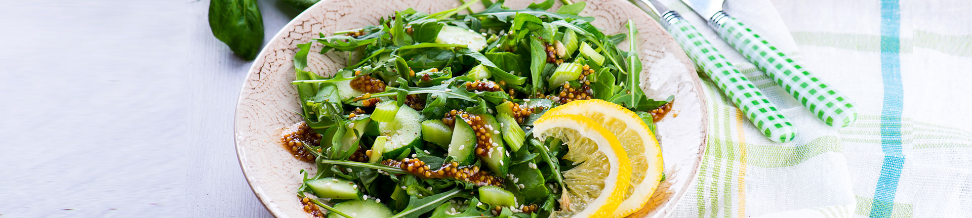 Salada de quinoa com molho de limão, pimenta jalapeño e mel